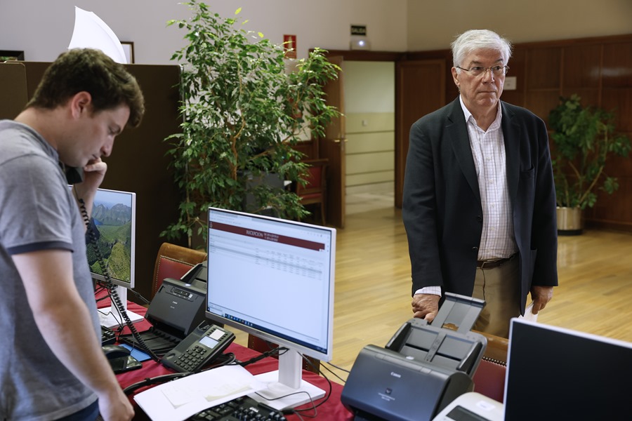 El senador socialista por Castilla la Mancha José Manuel Tofiño durante su entrega de credenciales en el Senado en Madrid, este lunes.