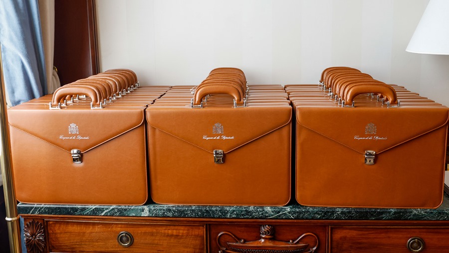 Vista de los maletines que recibirán los diputados electos a partir de este lunes al recoger en el Congreso sus credenciales