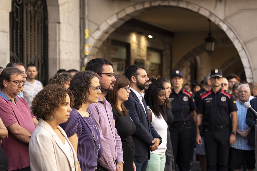 Decenas de ciudadanos se concentraron este mediodía frente al edificio del Ayuntamiento de Girona, en repulsa por el asesinato machista de una vecina de la ciudad 