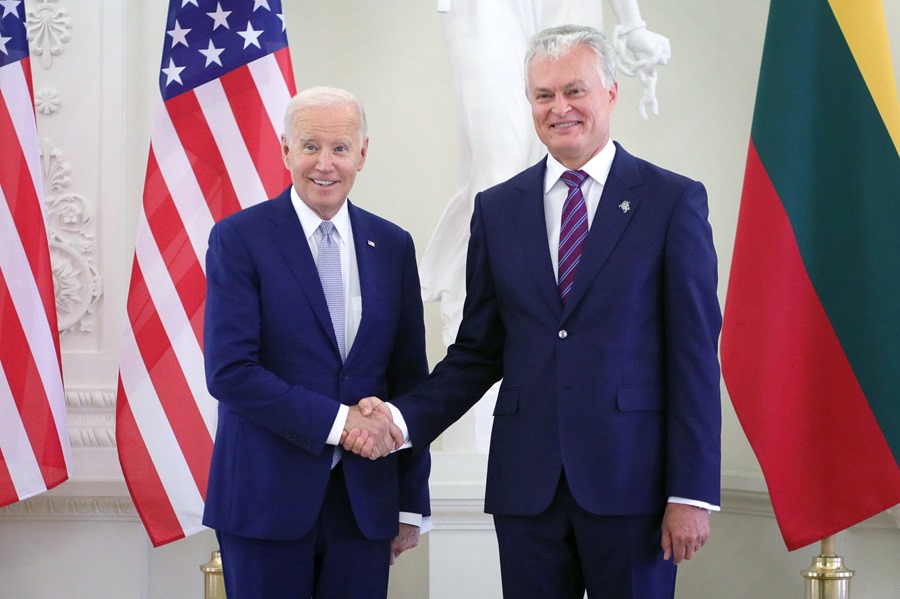 El presidente lituano,Gitanas Nauseda (d), y su homólogo estadounidense,Joe Biden, ern Vilna