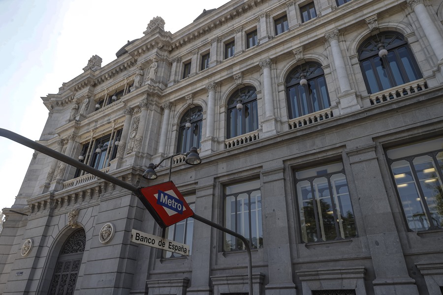 Fachada del Banco de España y la estación de metro.