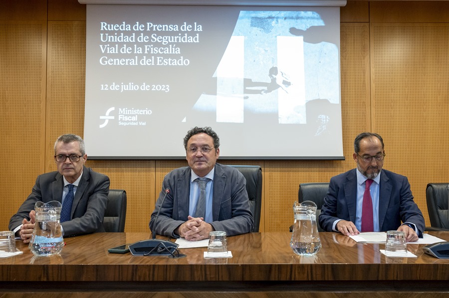 El Fiscal General del Estado, Álvaro García Ortiz (c), acompañado por el l fiscal coordinador de Seguridad Vial, Luis de Río (i), dan a conocer los principales datos sobre los delitos contra la seguridad vial. 