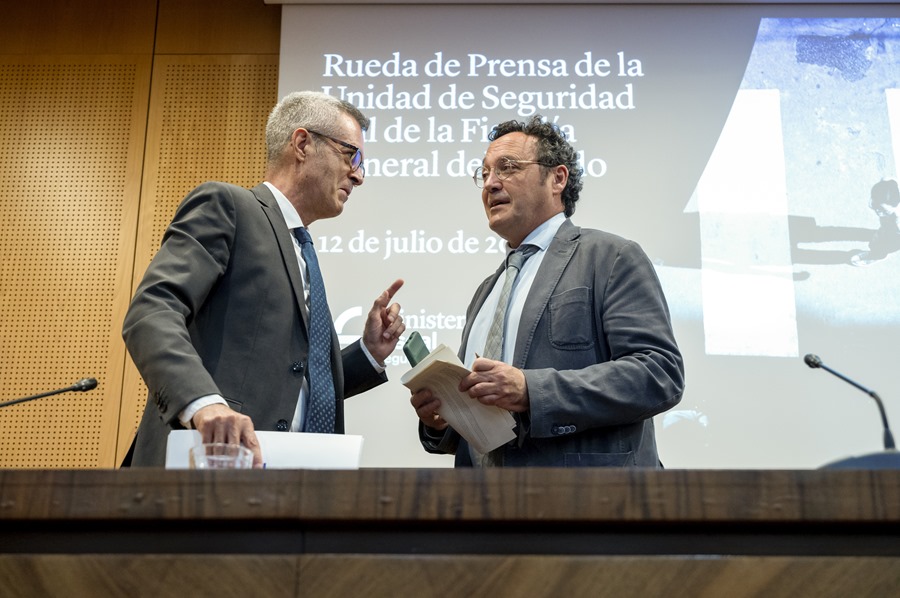 El Fiscal General del Estado, Álvaro García Ortiz (d), acompañado por el l fiscal coordinador de Seguridad Vial, Luis de Río (i), tras dar a conocer los delitos contra la seguridad vial