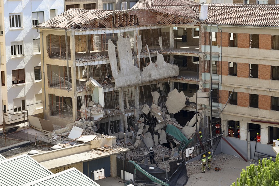 Una de las fachadas interiores del patio del céntrico colegio Adoratrices de Logroño se ha derrumbado y ha dejado un trabajador bajo los escombros.