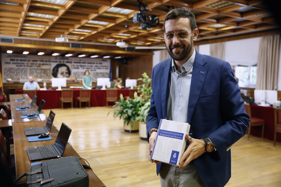 El senador socialista por Andalucía Víctor González posa durante su entrega de credenciales en el Senado en Madrid, este lunes. 