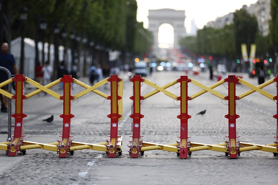 El arco del Triunfo de París tras una valla de seguridad por los disturbios de los últimos días en Francia.