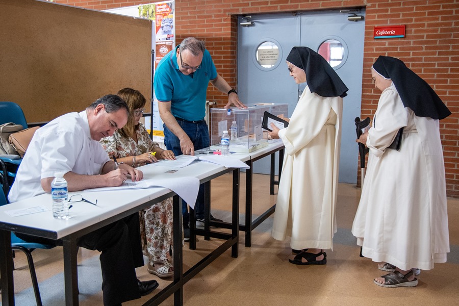 El obispo de la Diócesis de Calahorra y La Calzada-Logroño, Santos Montoya (i), ejerce este domingo como vocal de mesa electoral en el edificio Quintiliano de la Universidad de La Rioja