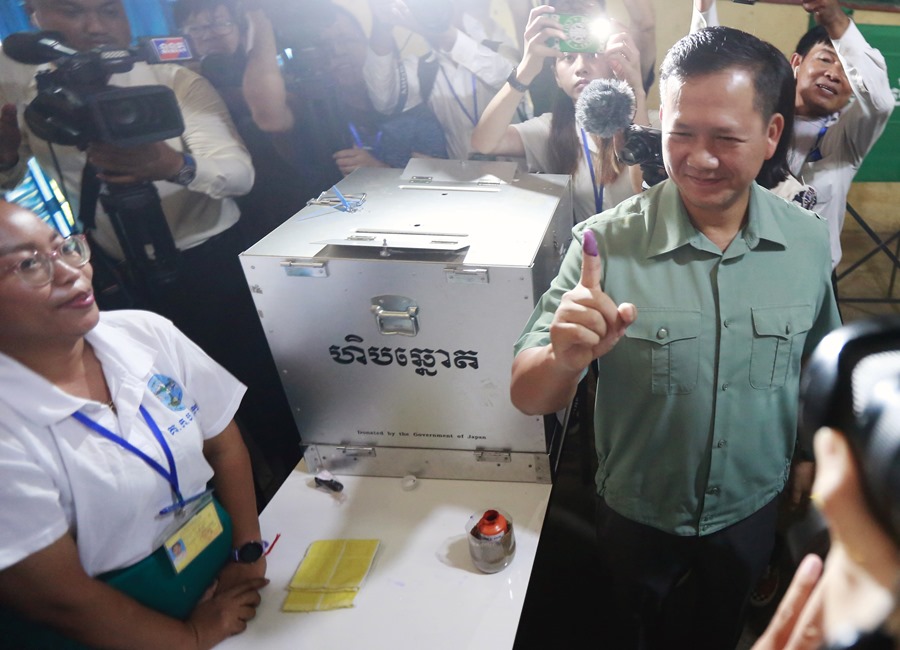 El candidato Hun Manet (2d), ejerce su voto en un colegio electoral de Phnom Penh, Camboya. 