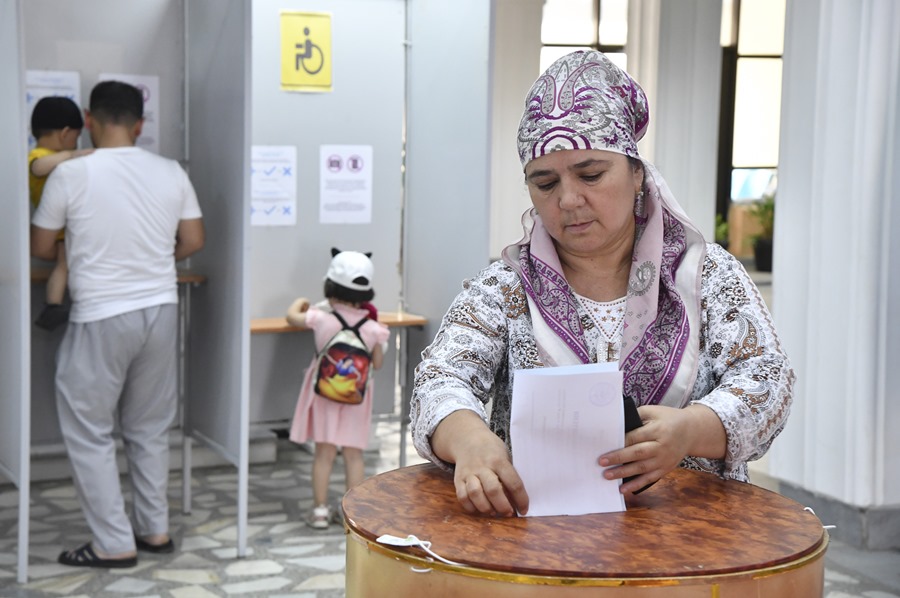 Un mujer deposita su voto en las elecciones presidenciales en Uzbekistán. 