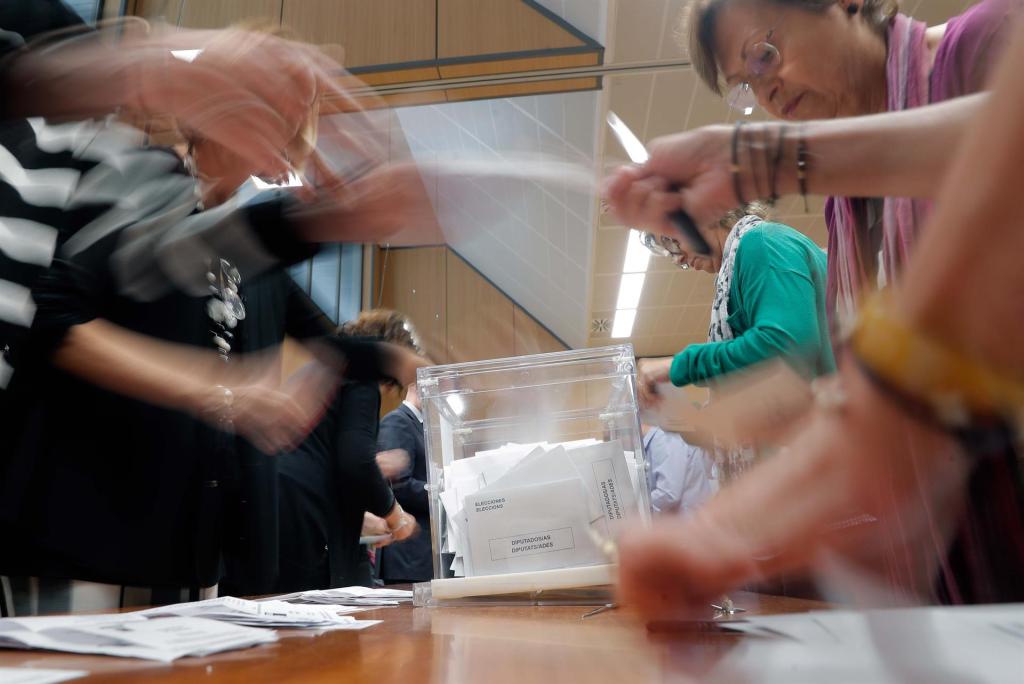 La Junta Electoral Provincial de Valencia recuenta los votos de los valencianos que residen en el extranjero. 