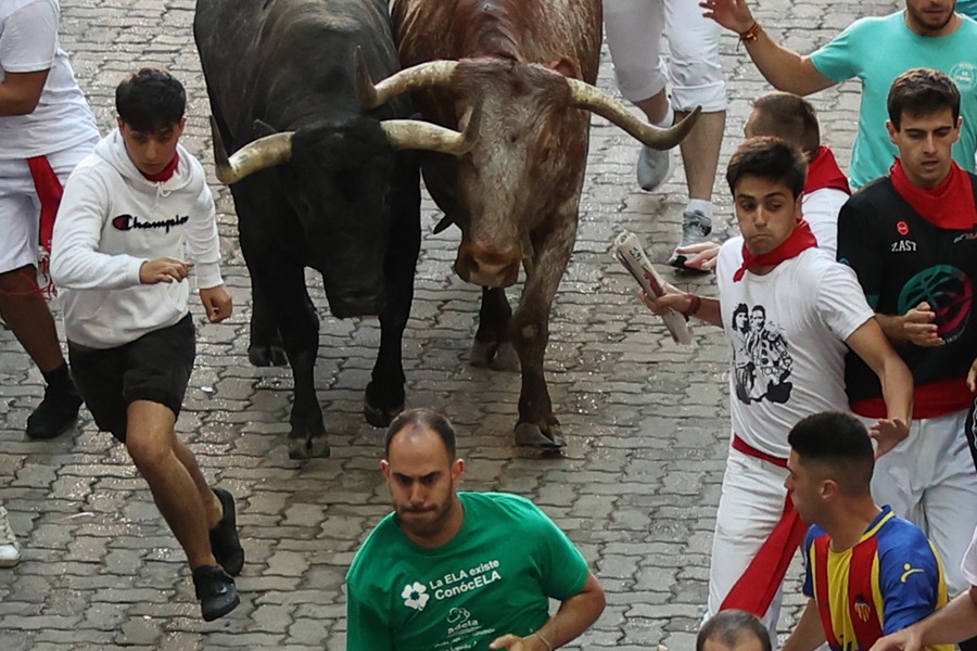 Los toros de la ganadería de José Escolar a su paso por la calle Mercaderes en el segundo encierro de los Sanfermines 2023, este sábado. 