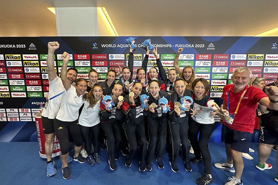 El equipo español de natación artística celebra su victoria en Fukuoka para convertirse en campeón mundial al alzarse con el oro en la rutina técnica.