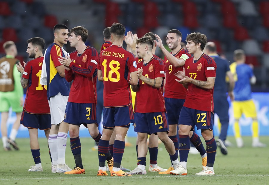 Los jugadores de la selección española celebran su triunfo