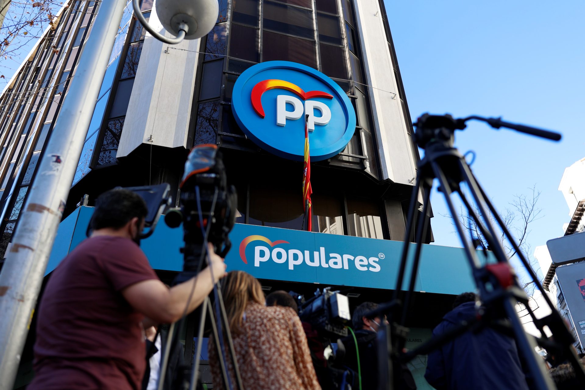 Varios periodisas a las puertas de la sede del PP en la calle Génova de Madrid.