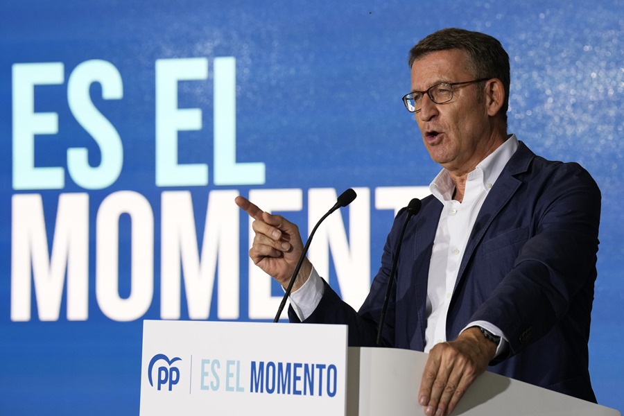 El presidente del PP y candidato a la presidencia del Gobierno, Alberto Núñez Feijóo, asiste este jueves al acto de inicio de campaña en Castelldefels, junto al cabeza de lista del PP por Barcelona al Congreso, Nacho Martín Blanco.