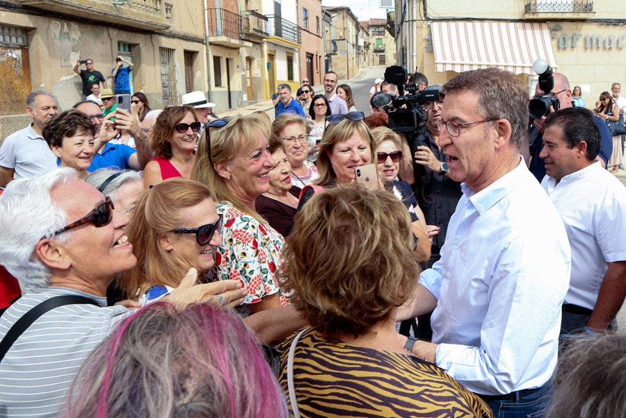 El candidato del PP a las elecciones generales, Alberto Núñez Feijóo (d), mantiene un encuentro con vecinos del municipio de Corrales del Vino (Zamora), este sábado