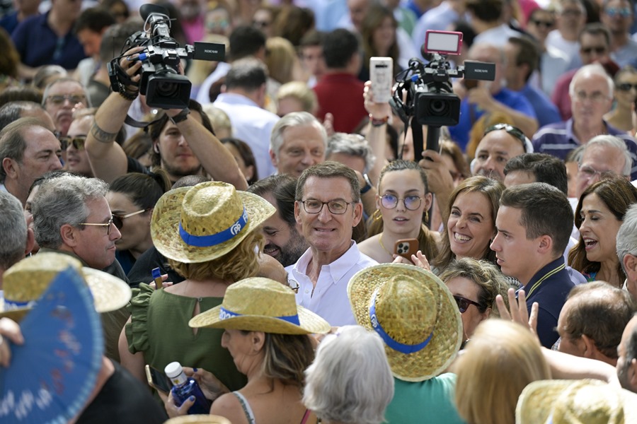 El presidente de PP y candidato a la Presidencia del Gobierno, Alberto Núñez Feijóo (c) participa este martes en un acto de campaña en Ciudad Real.