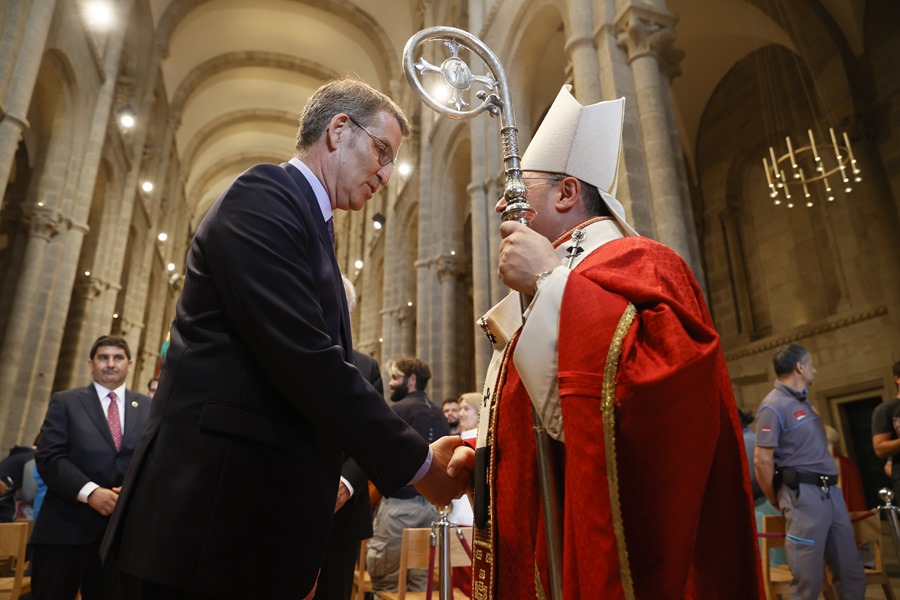 El líder del PP, Alberto Núñez Feijóo, se despide del arzobispo compostelano, Francisco Prieto, tras la ofrenda al apóstol este martes en Santiago, en el día en que Galicia celebra su festividad