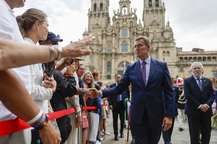 El líder del PP, Alberto Núñez Feijóo, entre otros, saluda tras participar en la ofrenda al apóstol, este martes en Santiago, en el día en que Galicia celebra su festividad.