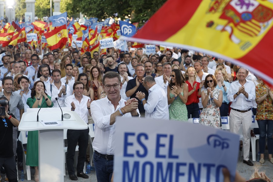 The PP candidate for the presidency, Alberto Núñez Feijóo (c), stars in a rally held this Thursday in Madrid.