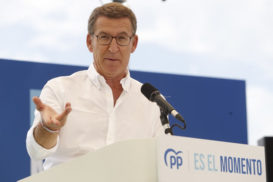 El líder del Partido Popular y candidato a la presidencia del Gobierno, Alberto Núñez Feijóo, durante su intervención en un acto en Málaga.