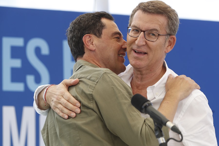 El líder del Partido Popular y candidato a la presidencia del Gobierno, Alberto Núñez Feijóo (d), junto al presidente de la Junta de Andalucía, Juanma Moreno, hoy Málaga. 