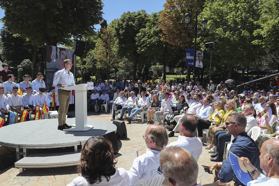El candidato del PP, Alberto Núñez Feijóo (c), en un mitin de su octava jornada de campaña, este viernes en Oviedo