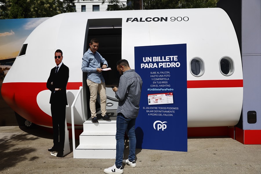 El PP instala una cabina de avión en Madrid para ironizar sobre el uso excesivo del Falcon