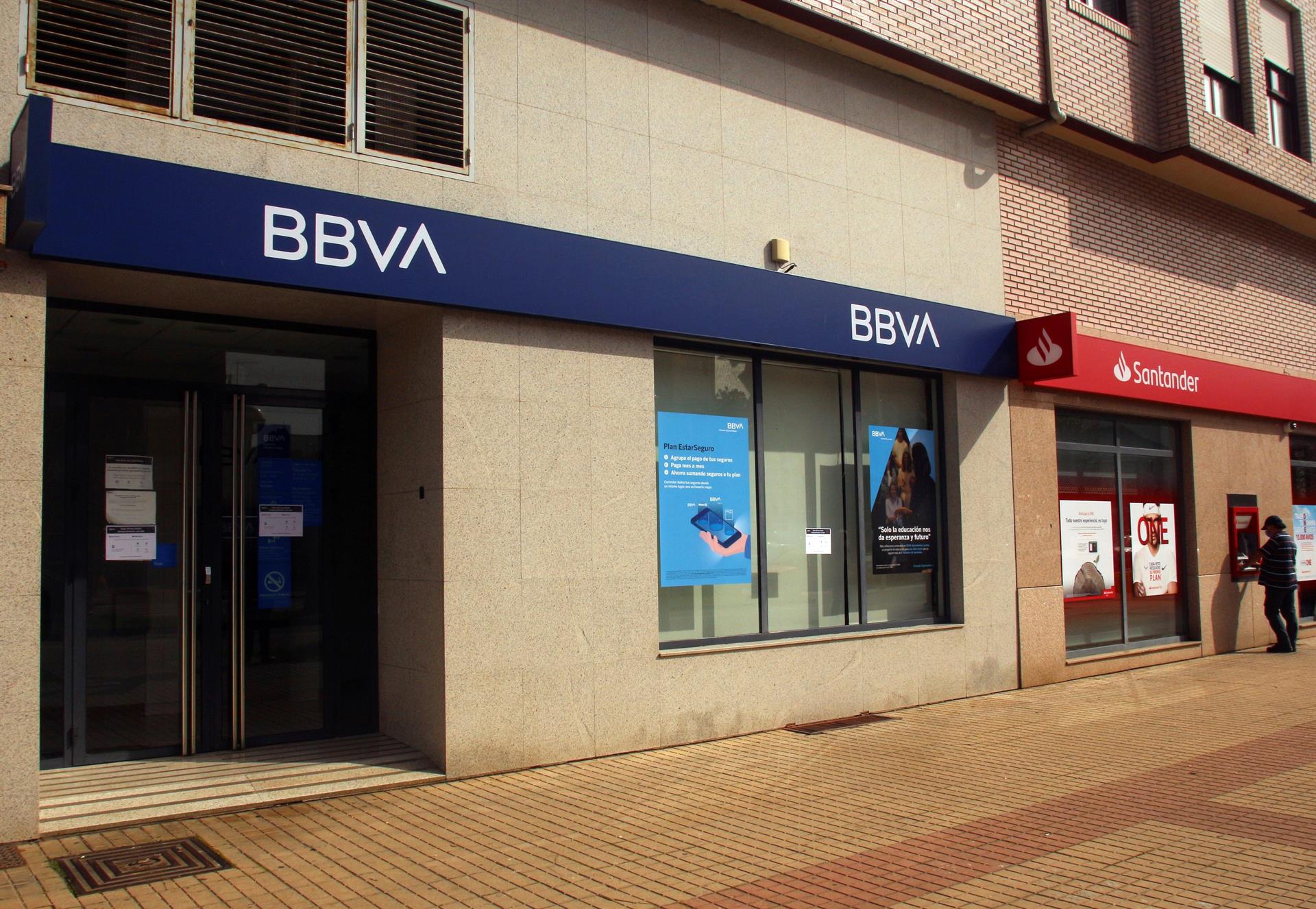 Fachada de la sucursal del banco BBVA y Santander.