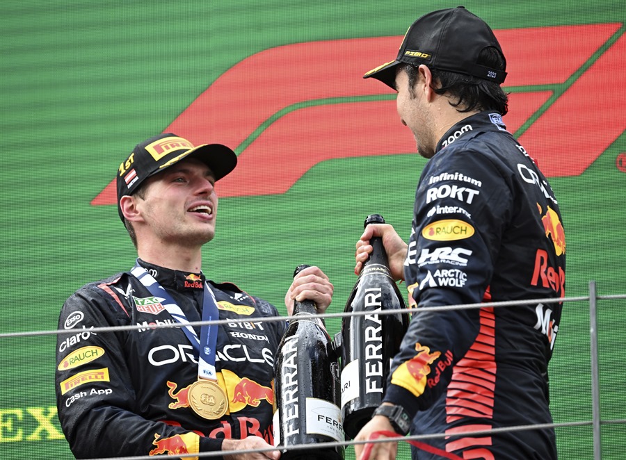 El piloto Max Verstappen (i) de Red Bull celebra el podio con su compañero de escudería Sergio Pérez tras finalizar la carrera de Fórmula Uno de Austria.