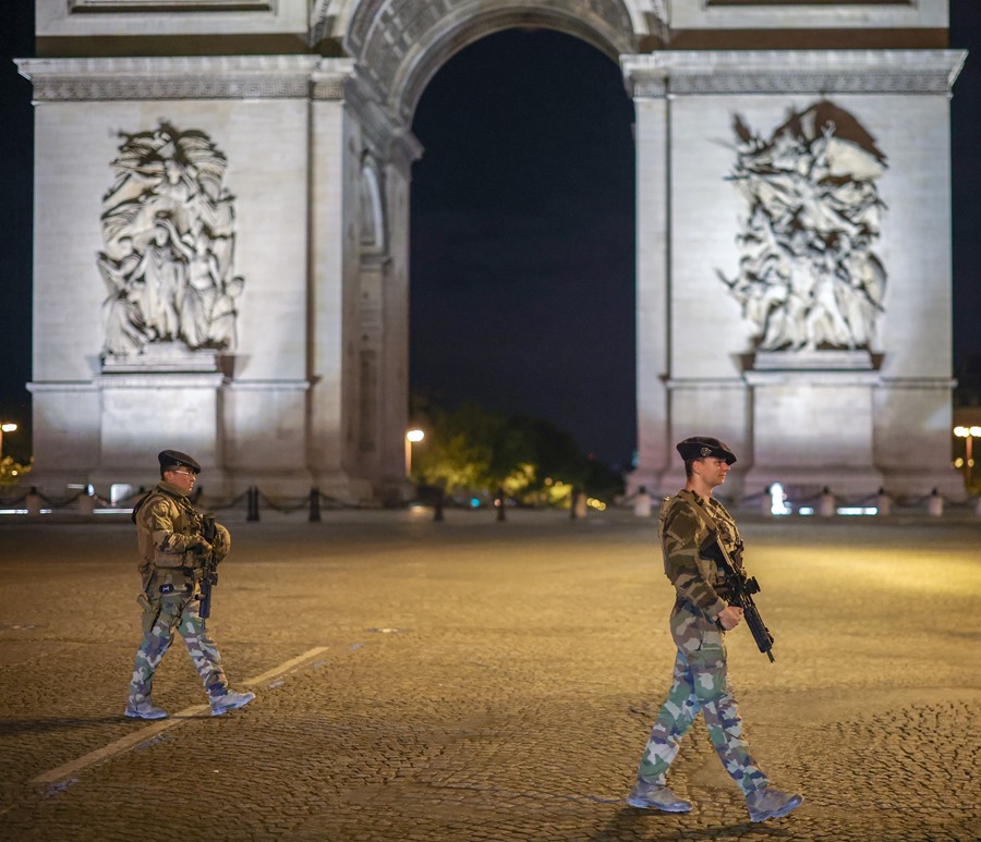 Soldados franceses patrullan en la zona del Arco del Triunfo en París