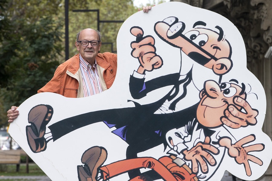 El dibujante Francisco Ibañez posa con sus personajes, Mortadelo y Filemón,