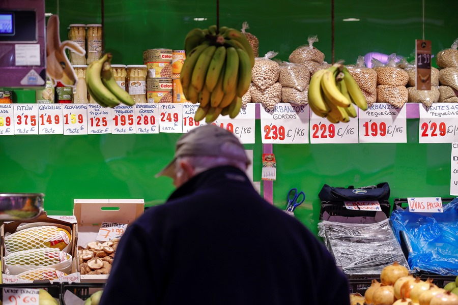Un puesto de fruta en un mercado de Madrid