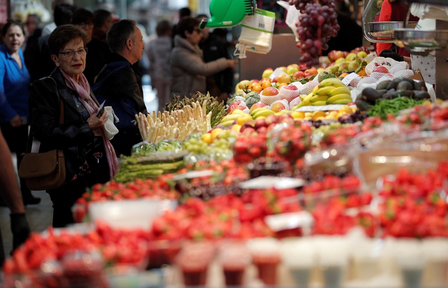 Vista general de un puesto de fruta y verdura en el mercado central de Valencia.