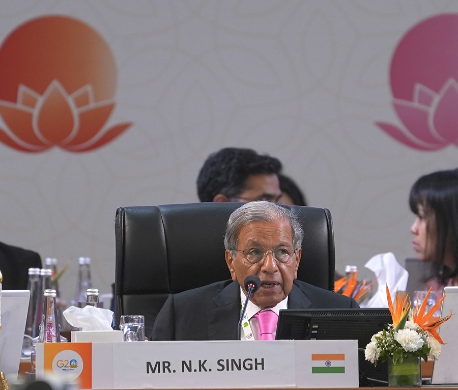 El presidente de la 15ª Comisión Financiera, N.K. Singh, interviene durante la reunión de los ministros de Finanzas y gobernadores de los bancos centrales del G20, en Gandhinagar (India).