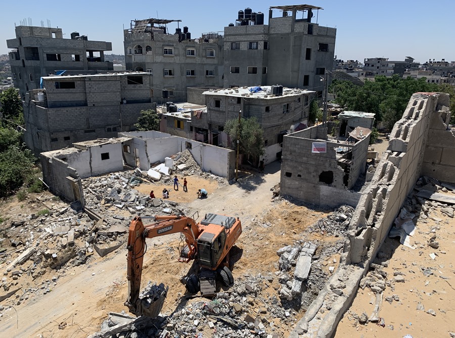 Restos del complejo de inmuebles de la familia Banat, en la localidad de Beit Lahia, norte de Gaza, destruido por un ataque israelí en la escalada militar con Yihad Islámica de mayo pasado