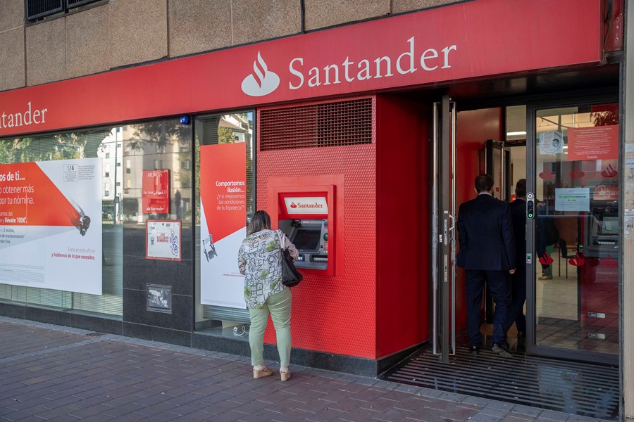 Vista de una sucursal del Banco Santander en Murcia.