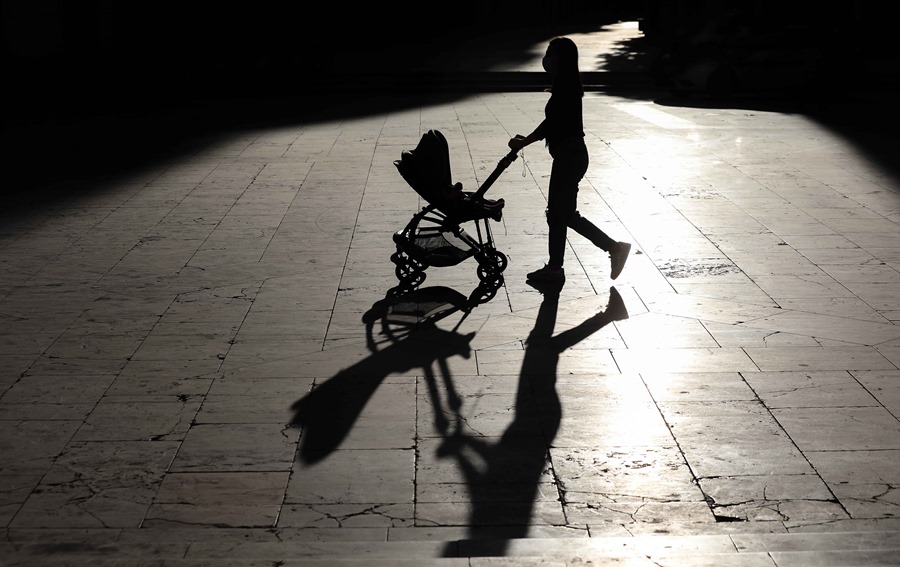 Una mujer pasea a su bebé en Valencia