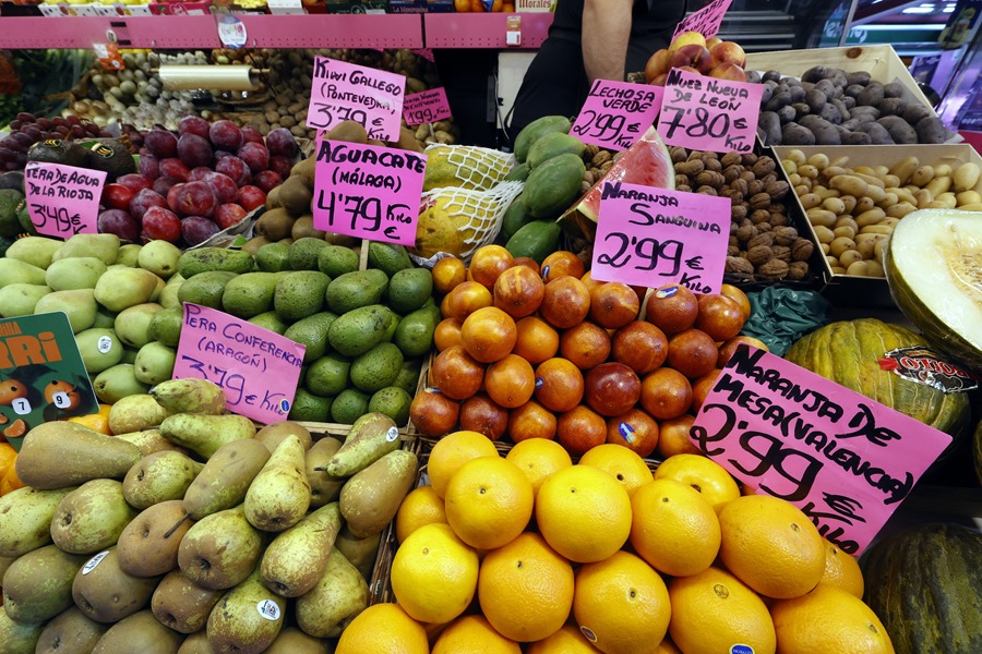Vista de un puesto con frutas y hortalizas en un mercado de Madrid