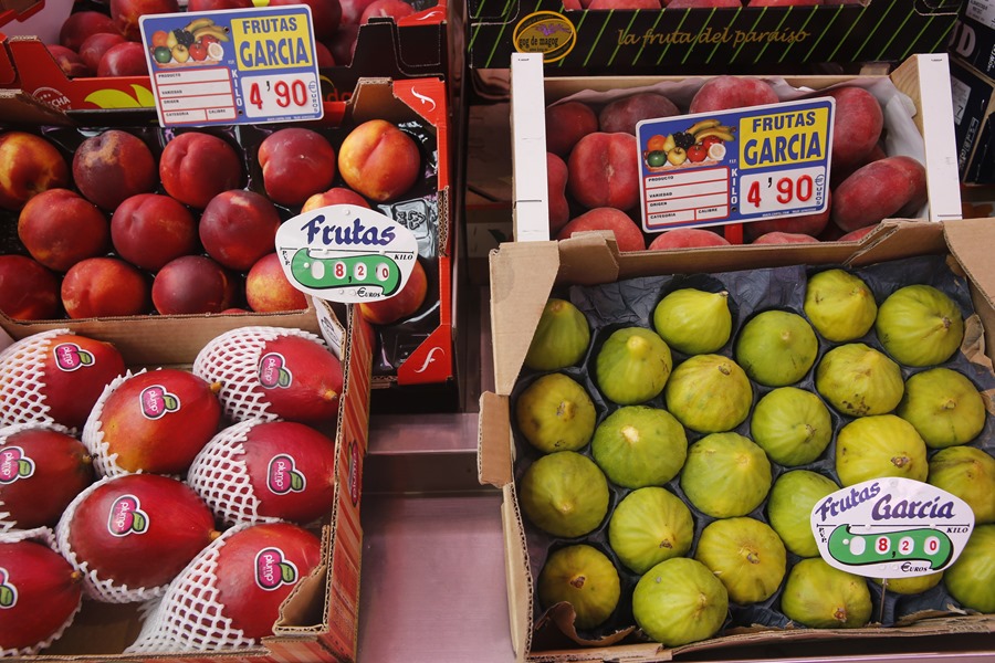 Precio de la fruta en un puesto de un mercado de Madrid