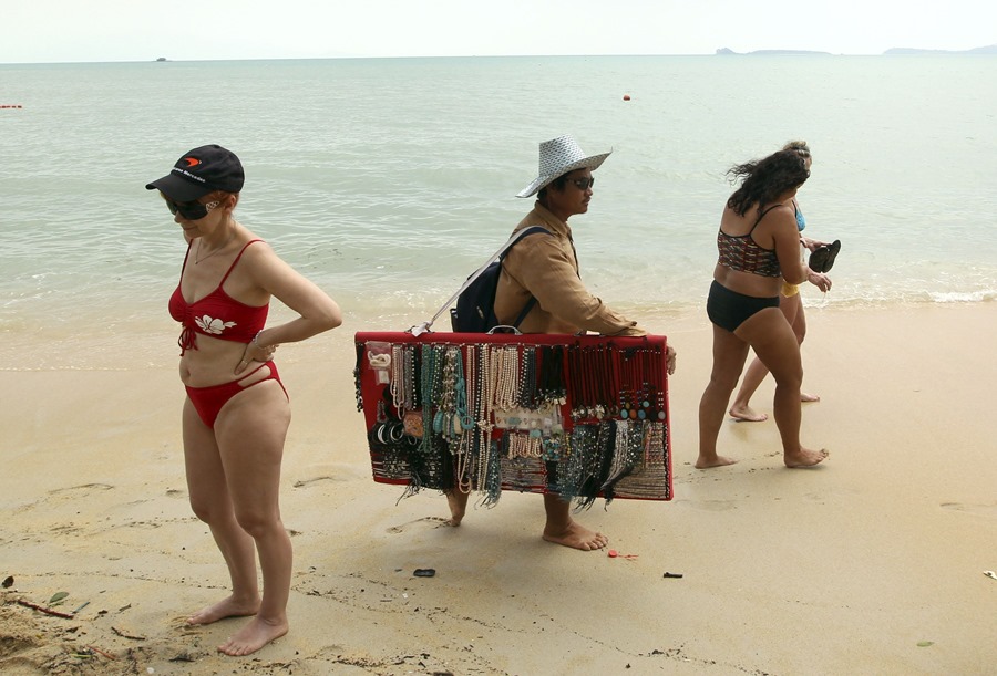 Un vendedor tailandés busca turistas en la isla de Samui. 
