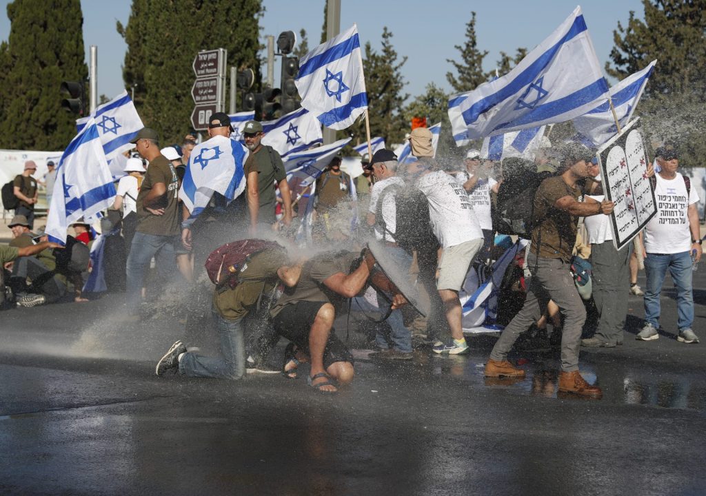 Miembros de las fuerzas de seguridad y opositores intentan bloquear la carretera que conduce al Parlamento (Knéset) israelí . 