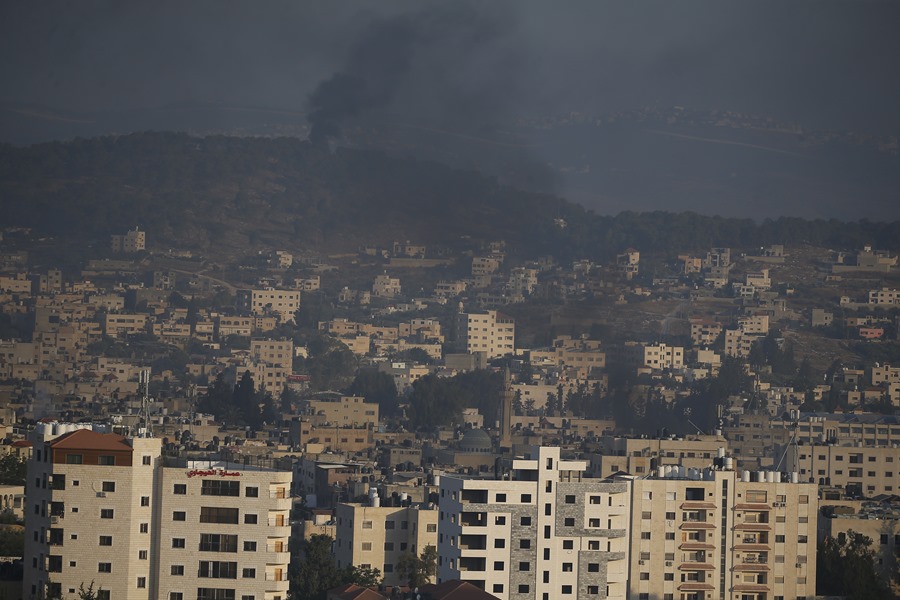 Columna de humo israelí tras el ataque de Israel