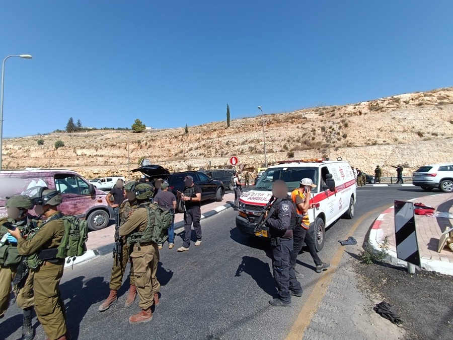 Militares israelíes y servicios de emergencias en la entrada al asentamiento colono de Tekoa, cerca de la ciudad palestina de Belén en Cisjordania ocupada