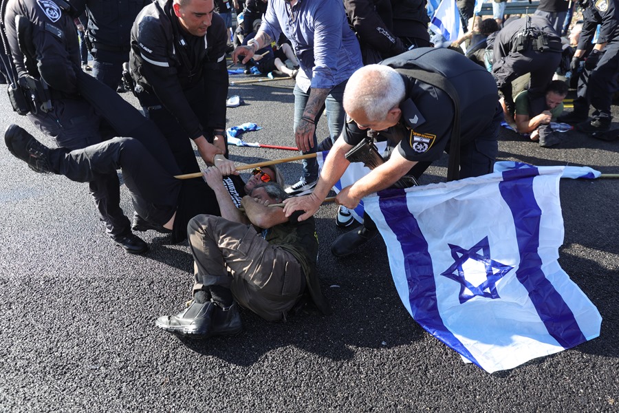 Enfrentamiento entre protestantes y policía a la entrada a Jerusalén