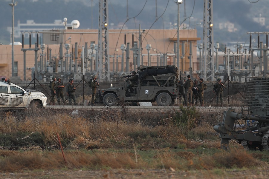 Soldados israelíes se reúnen en la valla de seguridad cuando cruzan de Jenin a Israel
