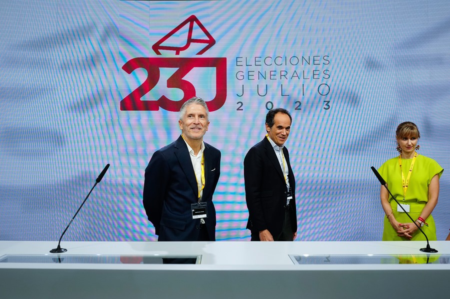 El ministro del Interior, Fernando Grande-Marlaska, acompañado del secretario de Estado de Comunicación, Francesc Vallès (2i), en el Centro Nacional de Difusión de Datos