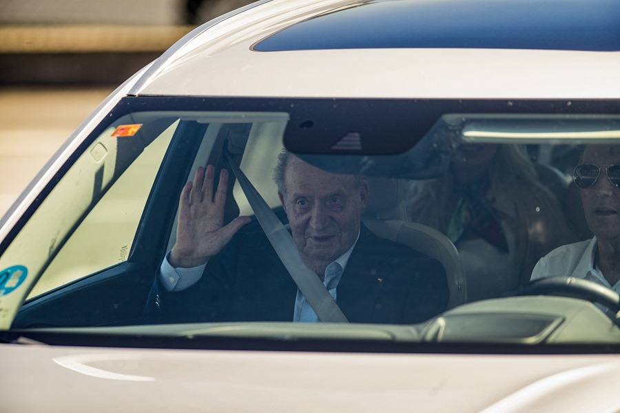 El rey emérito Juan Carlos de Borbón, aterrizó en el aeropuerto de Vigo para asistir a las regatas de Sanxenxo, este miércoles.