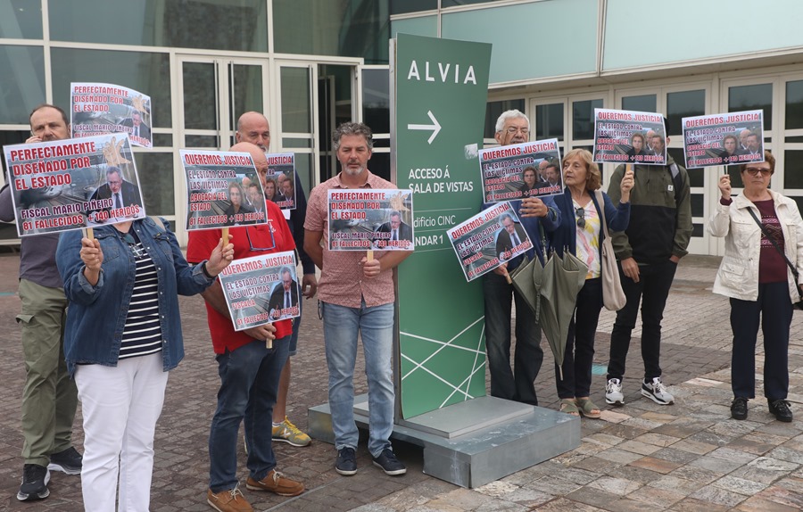 Miembros de la Plataforma de Víctimas por el accidente del Alvia se han concentrado delante de las puertas del tribunal de Santiago de Compostela