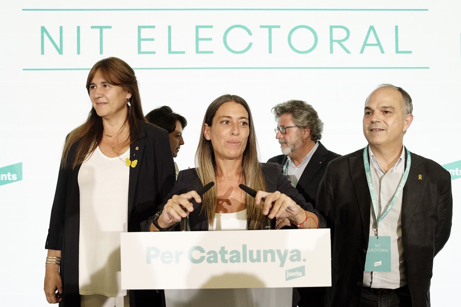 La cabeza de lista de Junts, Miriam Nogueras (c), ayer comparece para valorar los resultados electorales.